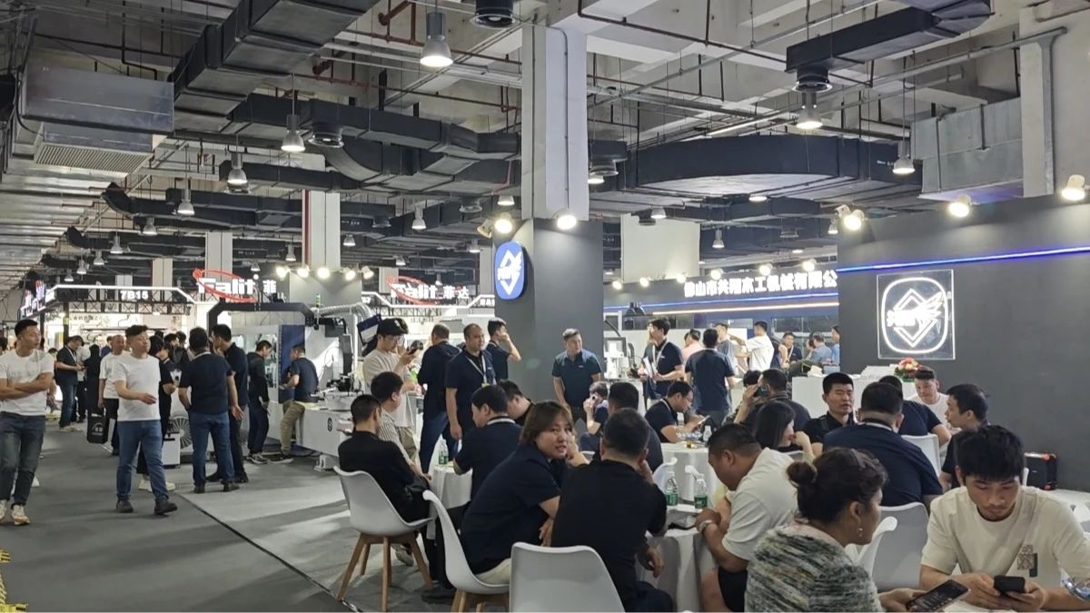 2026广州定制家居展作为定制领域专业大展，以“定制”为核心 串联板材、五金、饰面、木工设备等产业链全链产品。